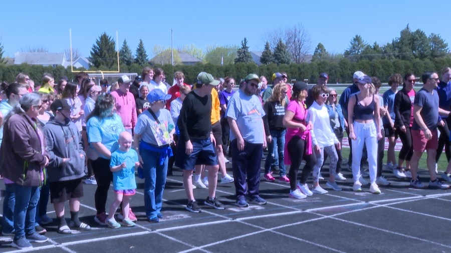 De Pere's Redbird Ribbon Walk unites community for cancer funds