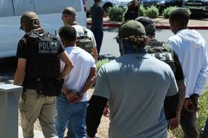 'They're targeting immigrants.' U.S. Supreme Court allows Trump to strip temporary legal statuses???