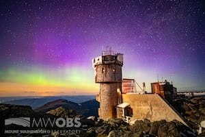 Northern lights dazzle night sky near New England's highest peak after geomagnetic storm