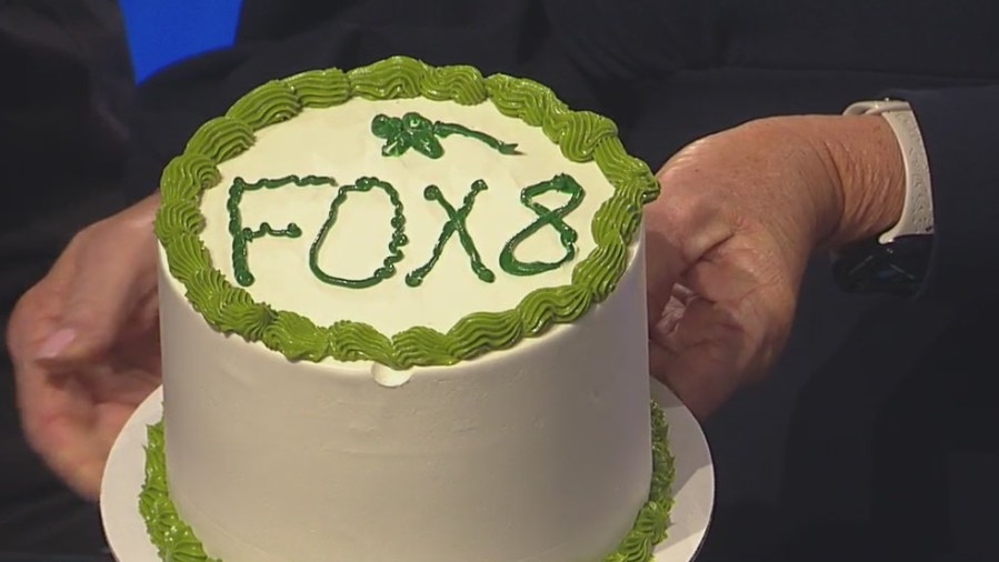 Cindy Farmer learns to decorate cakes on Teach Me Tuesday
