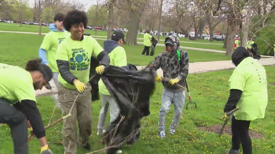 Chicago volunteers unite for Earth Day cleanup in Humboldt Park