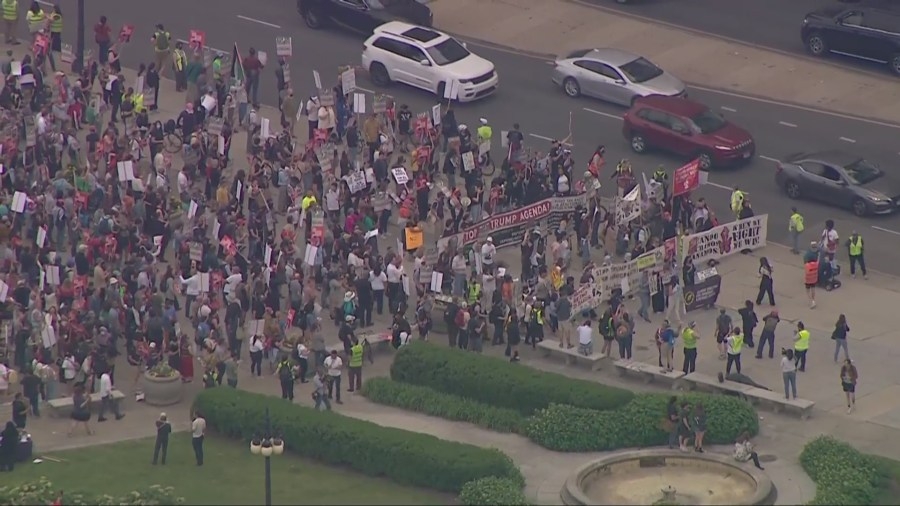 Suspect allegedly caught impersonating police officer near ICE protests downtown: CPD