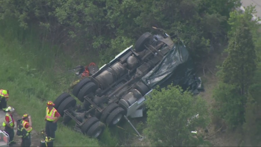 Semi-truck rollover crash on I-55 is fatal, ISP says