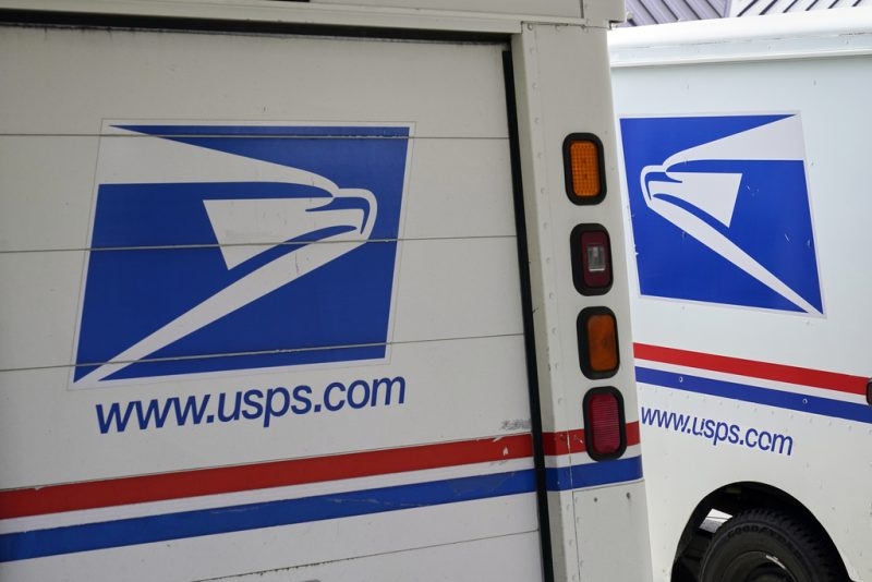 USPS employee robbed at gunpoint on South Side