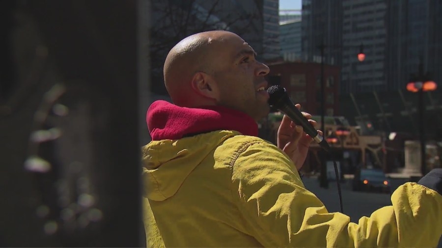 Street performer marks COVID-19 pandemic's 5-year anniversary by singing ‘Rise Up' to Chicago