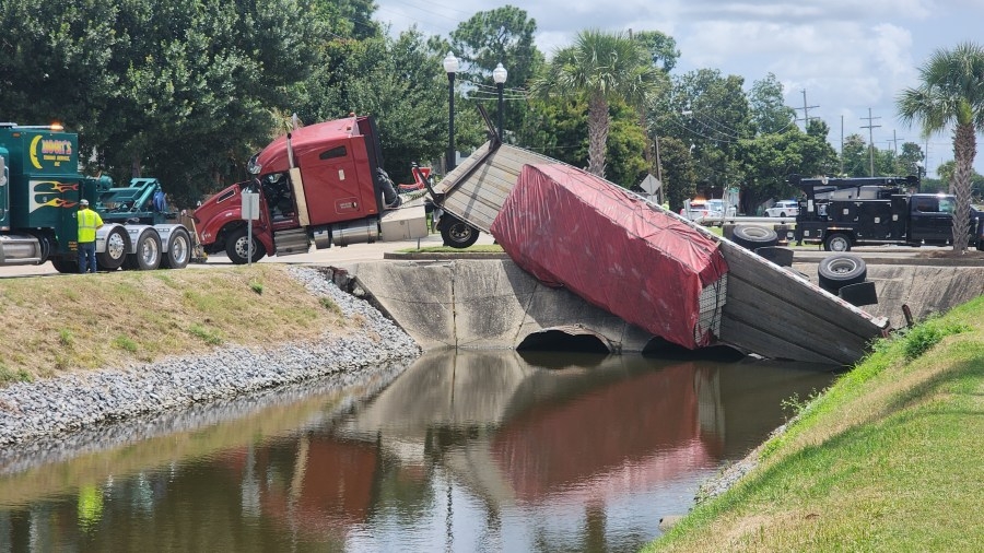 Tractor trailer falls into Metairie canal