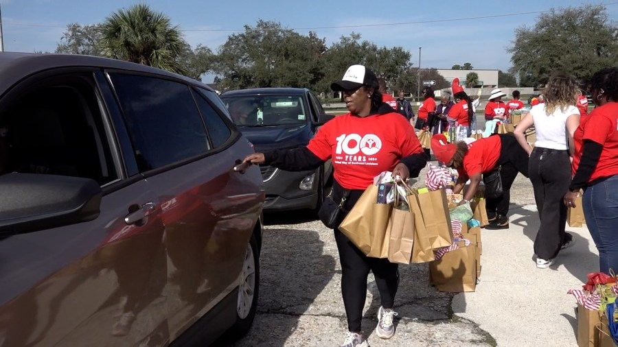 New Orleans East community leaders brighten holidays for families