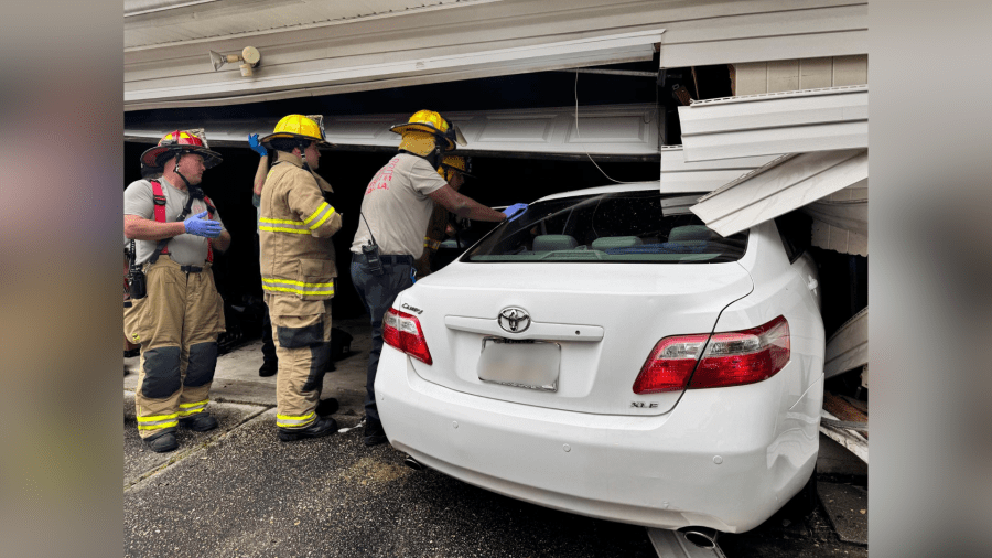 Car crashes into Slidell home