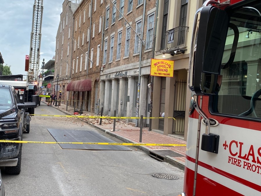 Building partially collapsed in New Orleans French Quarter