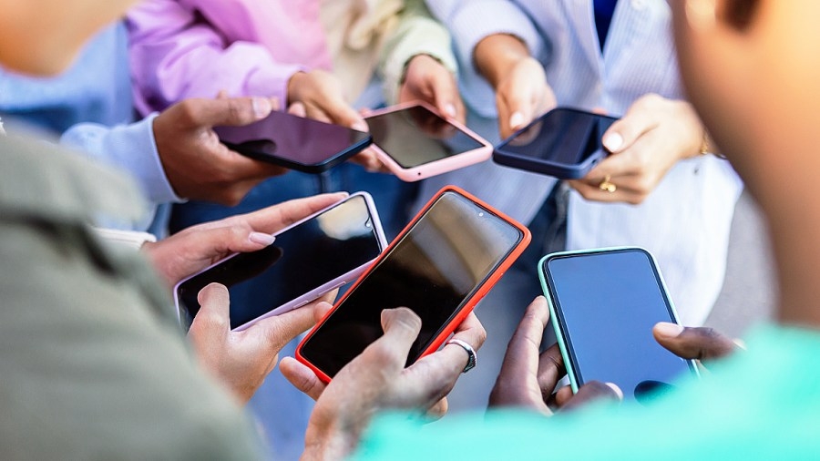 Iowa bill to limit cellphone use in classrooms advances