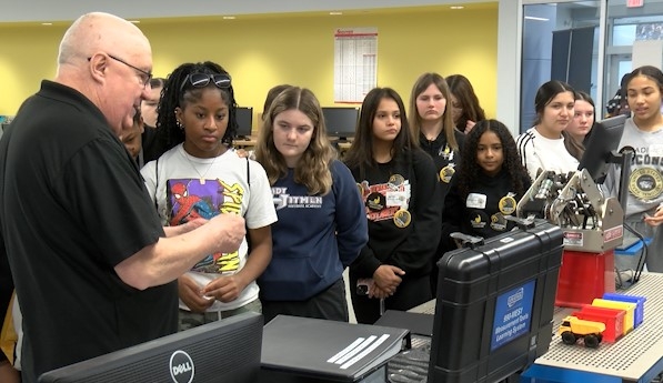 100-plus QC junior-high girls participate in Women in Manufacturing Summit, Moline