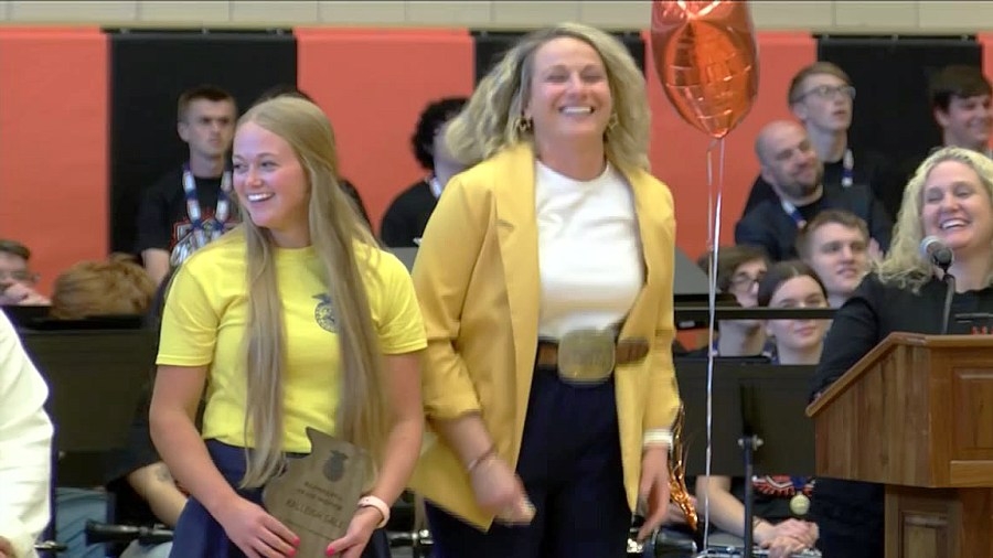 Kewanee teacher surprised with Golden Apple Award