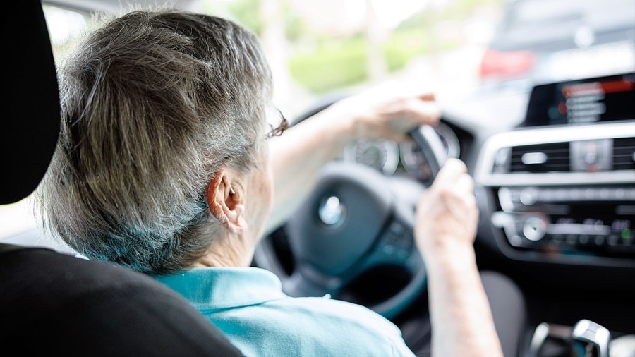 Illinois bill would raise age for mandatory road tests from 79 to 87