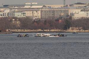 ‘A heart-wrenching moment;' Local aviation expert reacts to deadly Army helicopter, plane crash