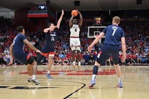 Dayton survives at buzzer to defeat Duquesne