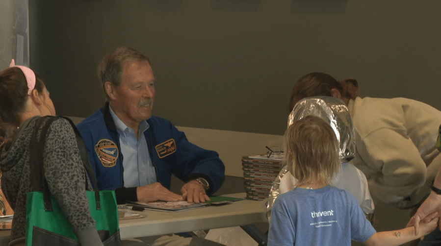 Storytime with astronaut Robert 'Hoot' Gibson, Ed Wilson