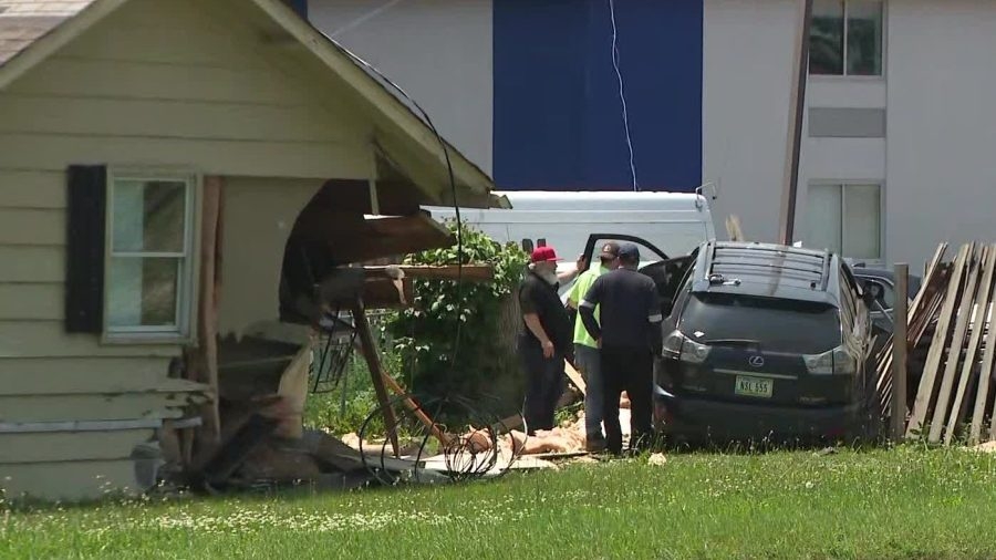 Vehicle crashes into southside Des Moines home
