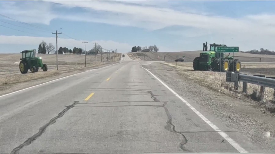 Tractors line Highway 14 to honor longtime Jasper County farmer