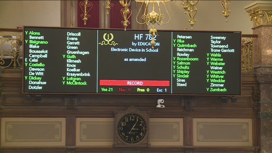 Iowa Senate amends, approves Governor Reynolds' school cellphone restriction bill