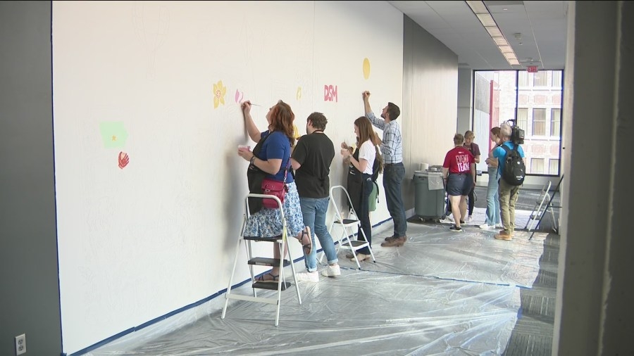 Community helps create mural in Des Moines skywalk