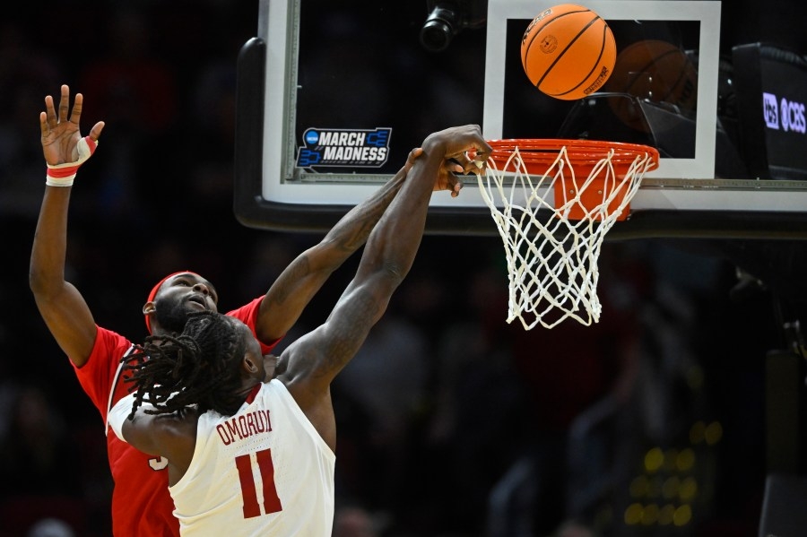 Alabama survives, advances past Robert Morris, 90-81