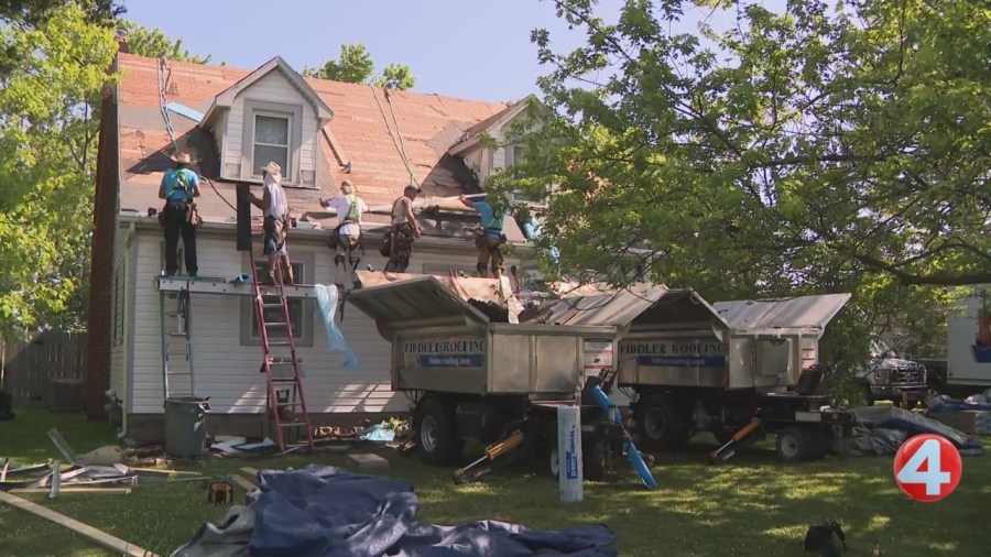 Outdoor workers take precautions amid excessive heat