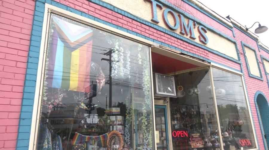 Tom's Coffee Cards and Gifts sells one million pounds of coffee
