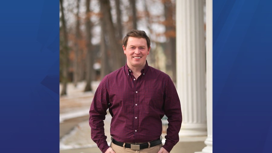 Miles Burnett files over 1,000 signatures to qualify for mayoral ballot
