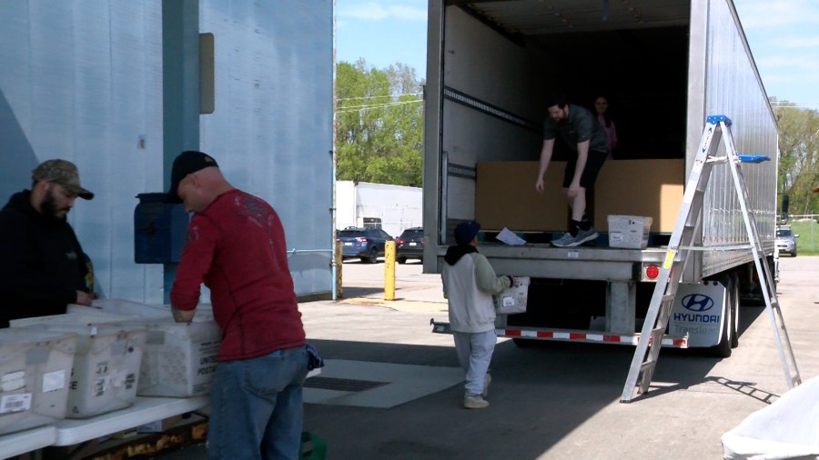 Postal workers ‘Stamp Out Hunger' with help from local food bank