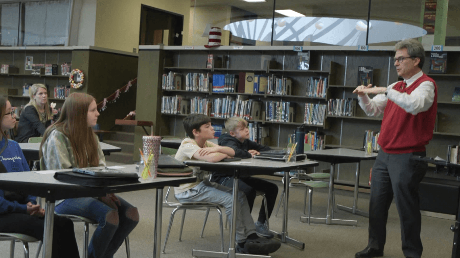Middle schoolers get lesson in extreme weather from Tom Atkins