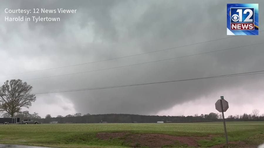 Severe storms hit Mississippi, thousands left without power