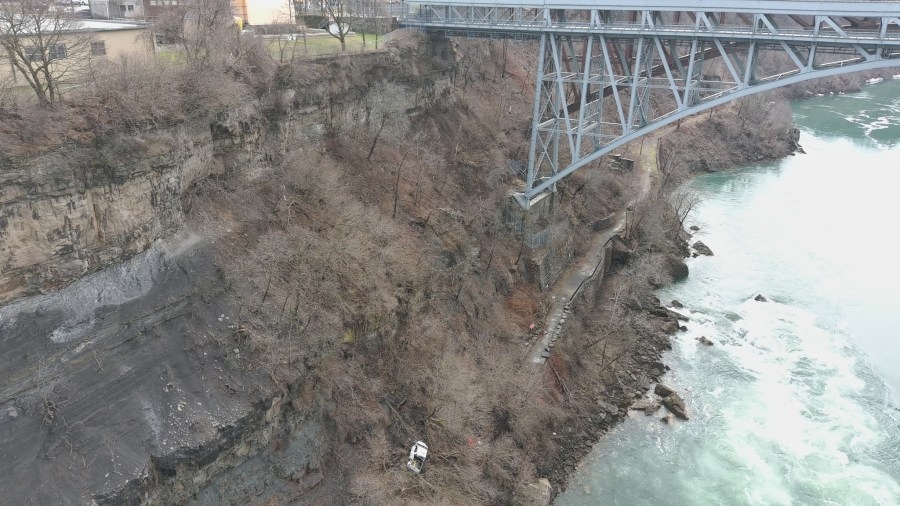 Man lives after driving pickup into Niagara Falls gorge: Police