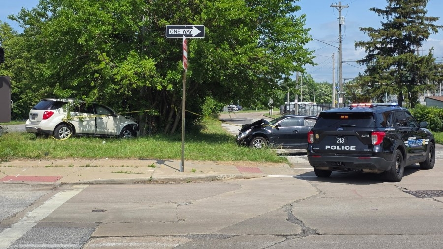 Car crashes into tree: 7 injured in Cleveland