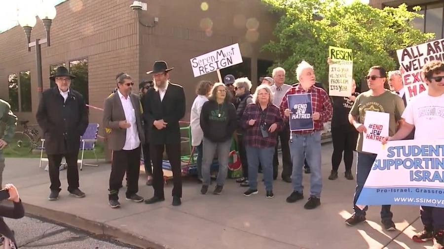 Protesters call for Cleveland Heights mayor to resign as wife is accused of sending antisemitic text messages