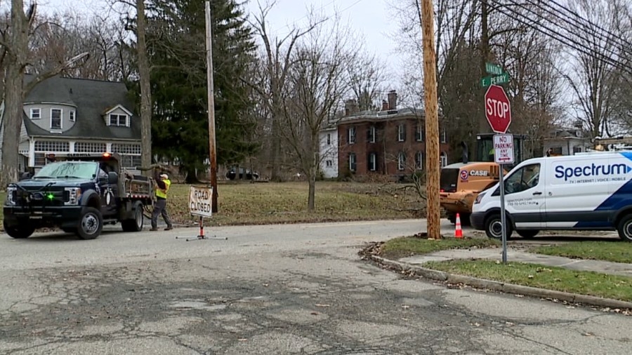 Salem residents cleaning up after storm