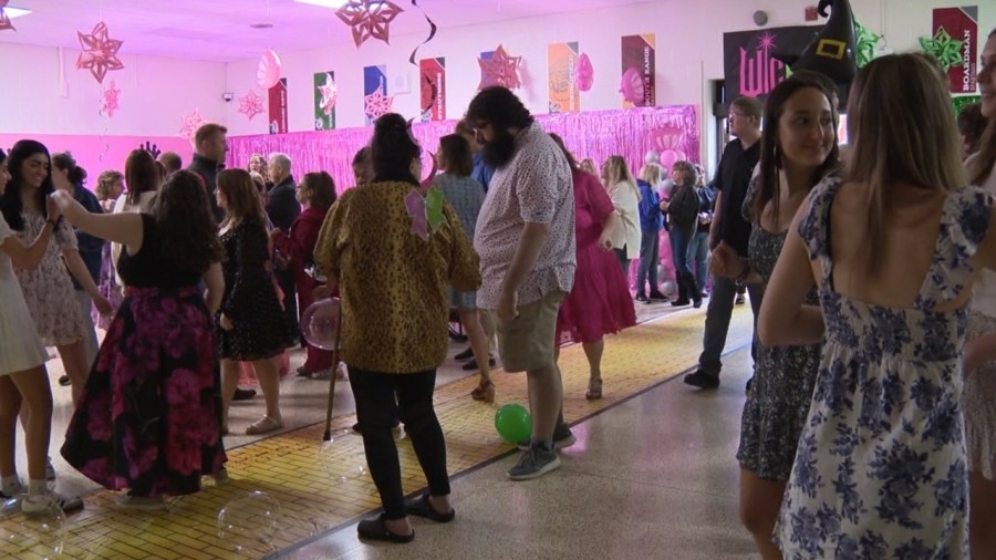 Leonard Kirtz students celebrate with ‘Wicked'-themed prom