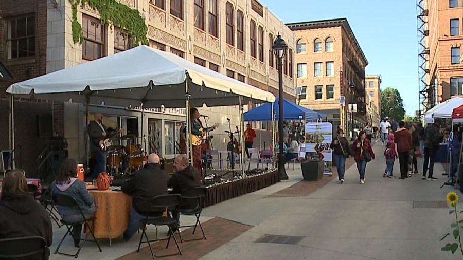 First Fridays event celebrates YSU graduates downtown