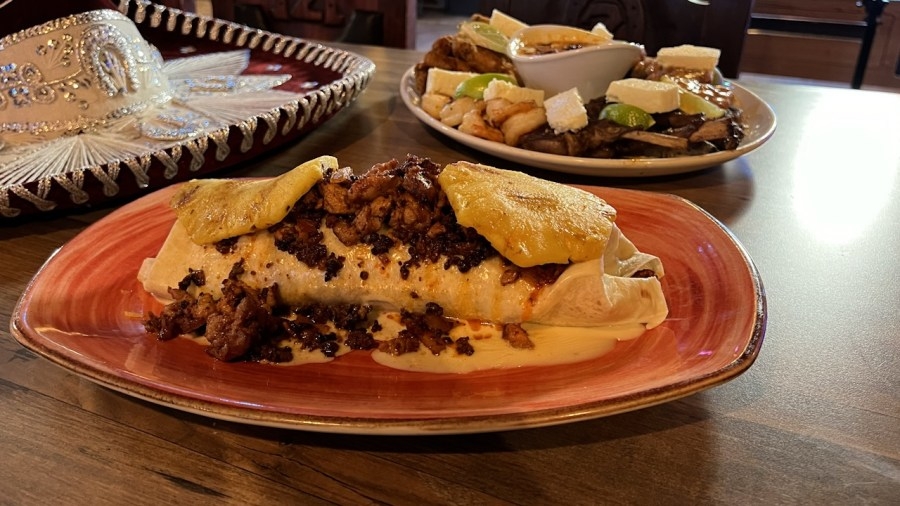Los Gallos: Authentic Mexican food, burgers and wings