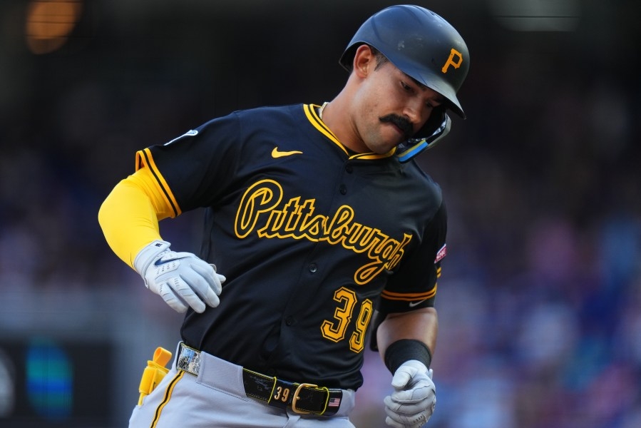 Pirates infielder forced to leave game with injury