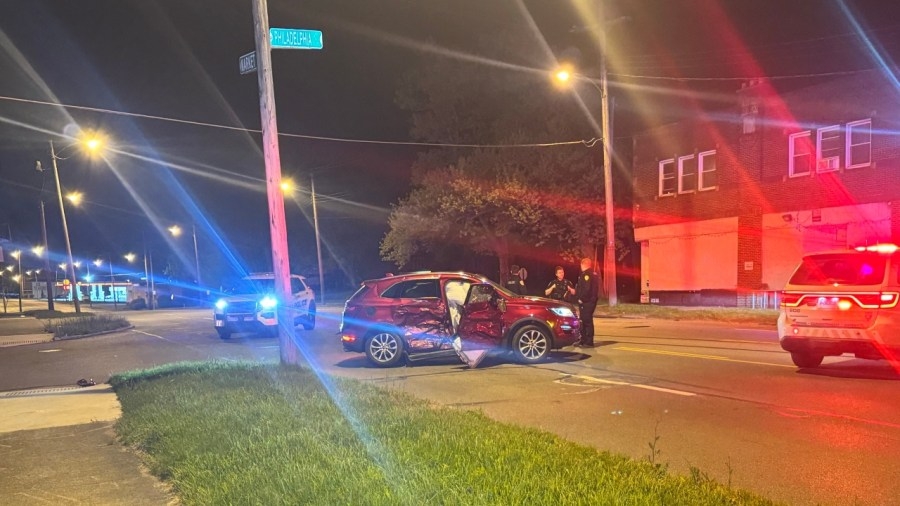 Two taken to hospital in early morning Youngstown crash