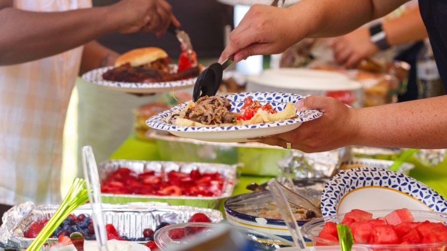 Simple tips to prevent food poisoning at your weekend picnic