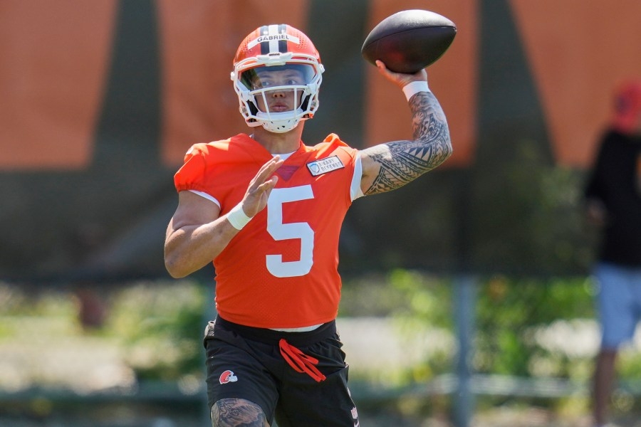 Browns officially sign quarterback to rookie contract