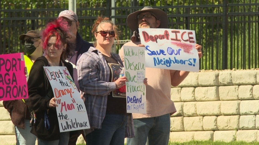 Locals in Youngstown protest over treatment of immigrants