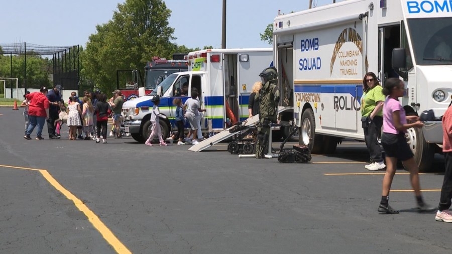 Youngstown elementary school students spend ‘Fun Day' with first responders