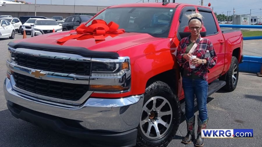 Pensacola woman accused of using stolen identity to buy Chevrolet Silverado, deputies say