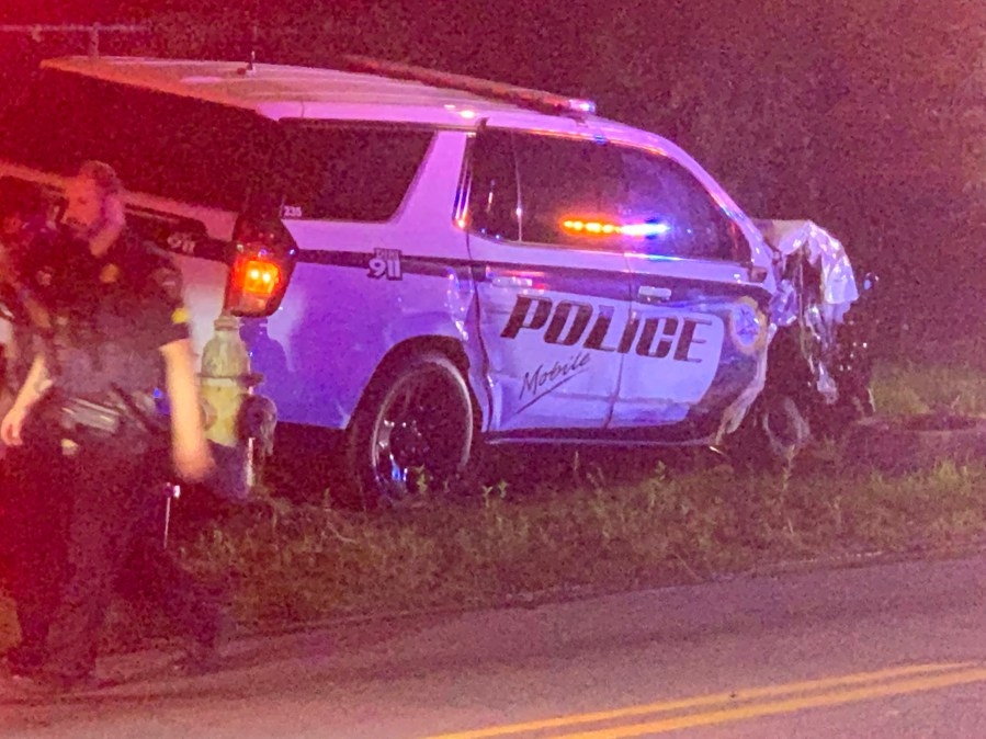 Mobile Police Cruiser crashes on Saint Stephens Road