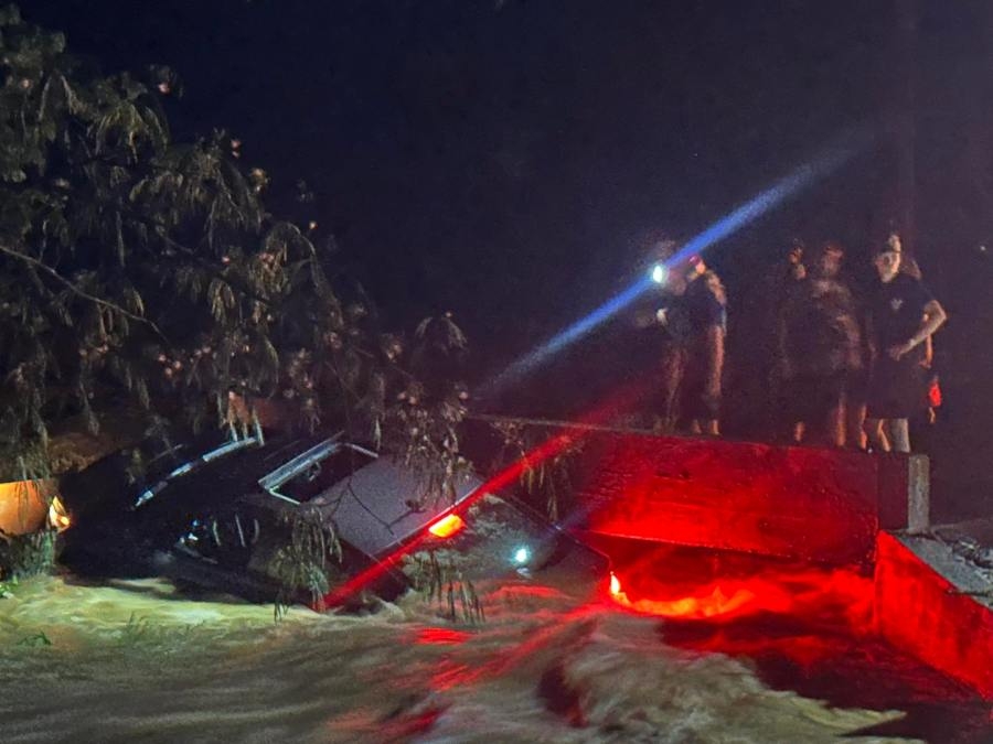 1 person brought to hospital after White House water rescue