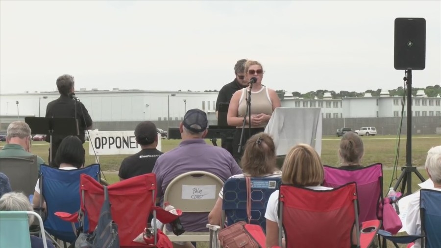 Protesters gather at Florida prison against Hutchinson execution