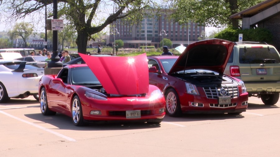 Peoria Riverfront Museum hosts its first ever car show as an exhibit send-off