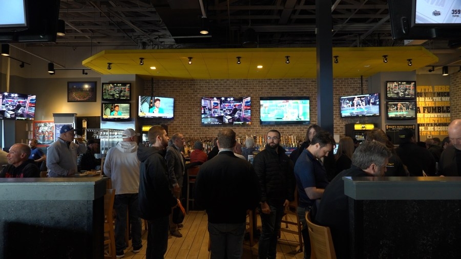 People flock to Buffalo Wild Wings for early March Madness games